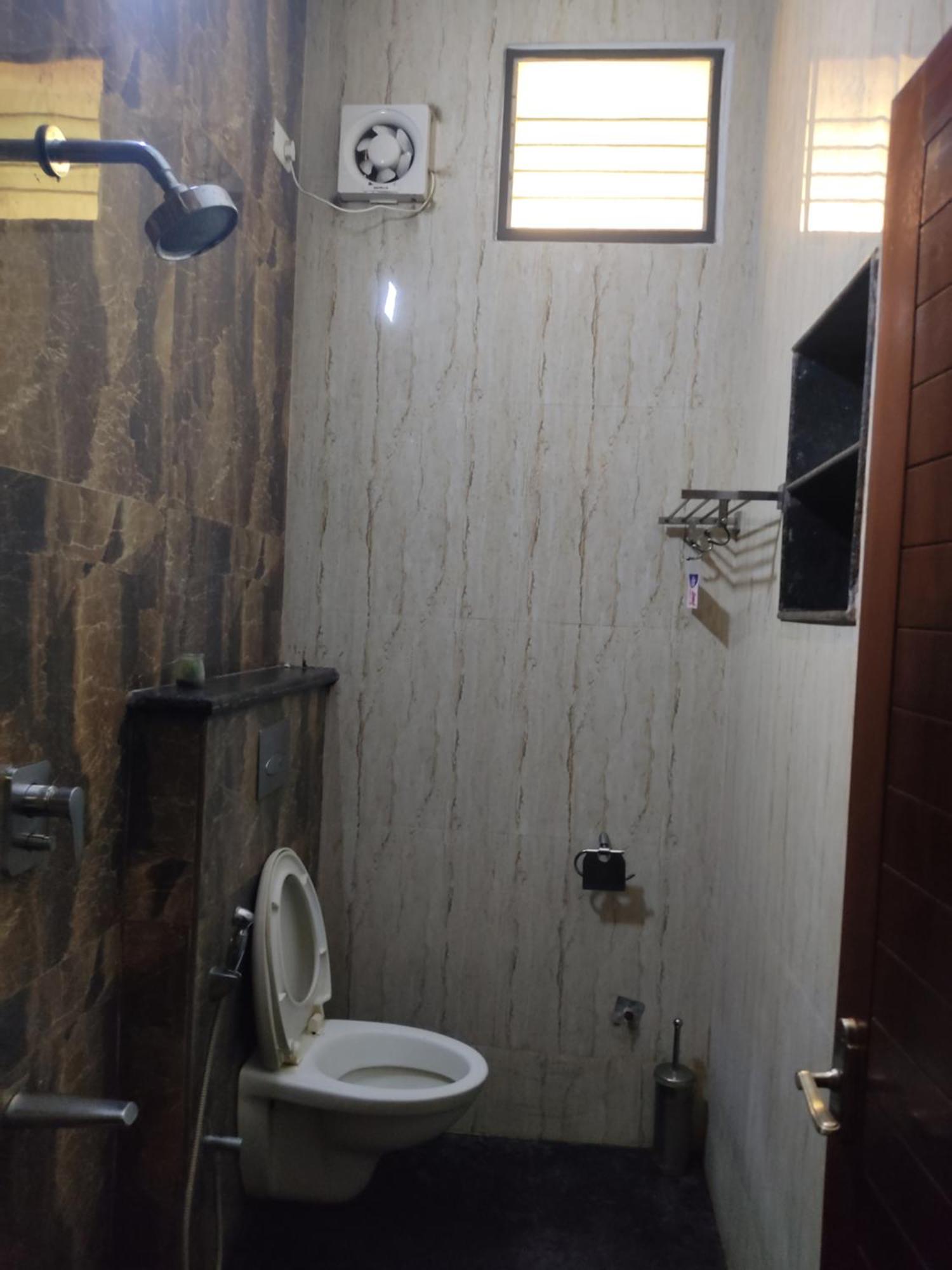 Iris Comfort Inn Chennai Ngoại thất bức ảnh