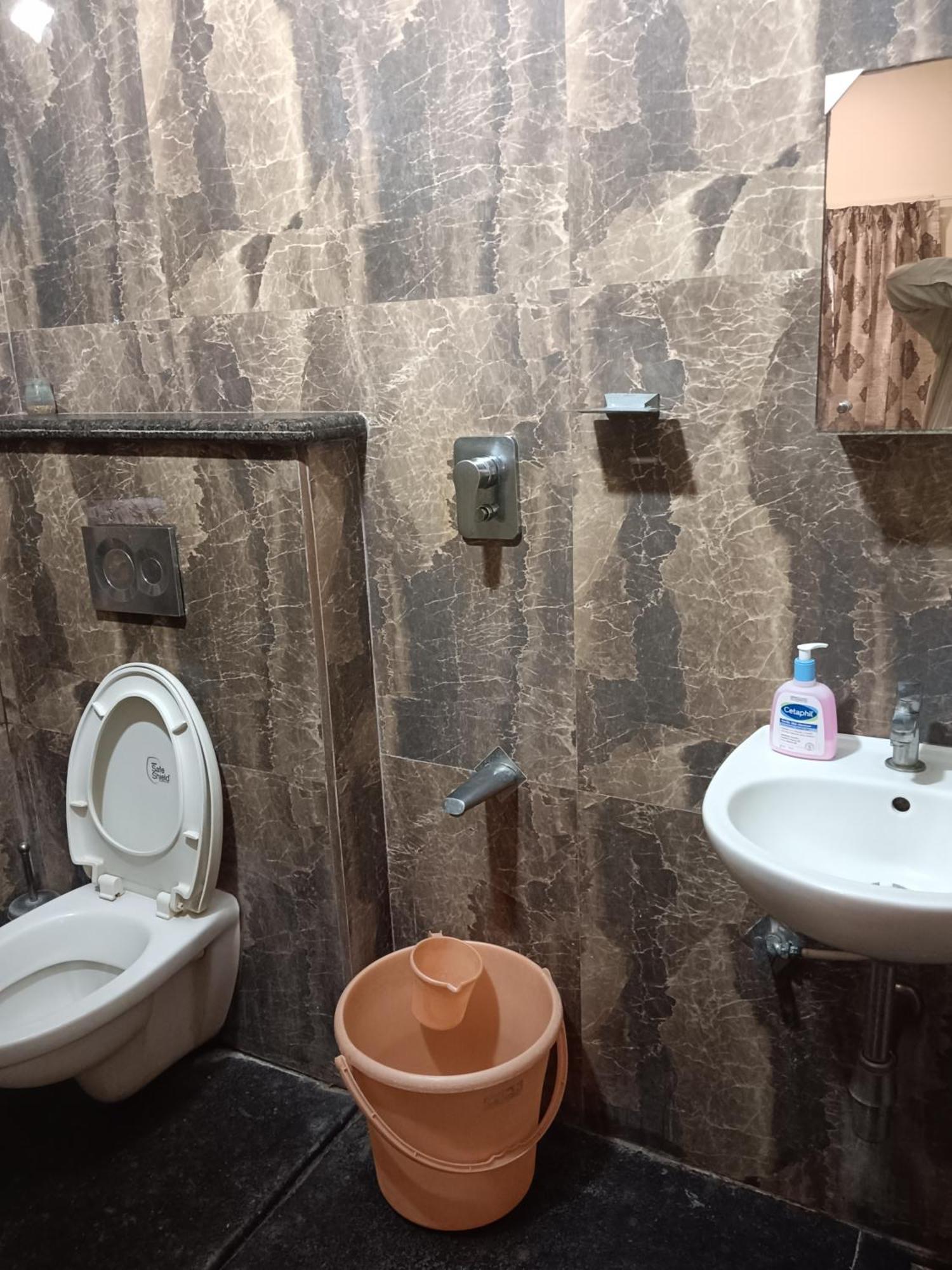 Iris Comfort Inn Chennai Ngoại thất bức ảnh